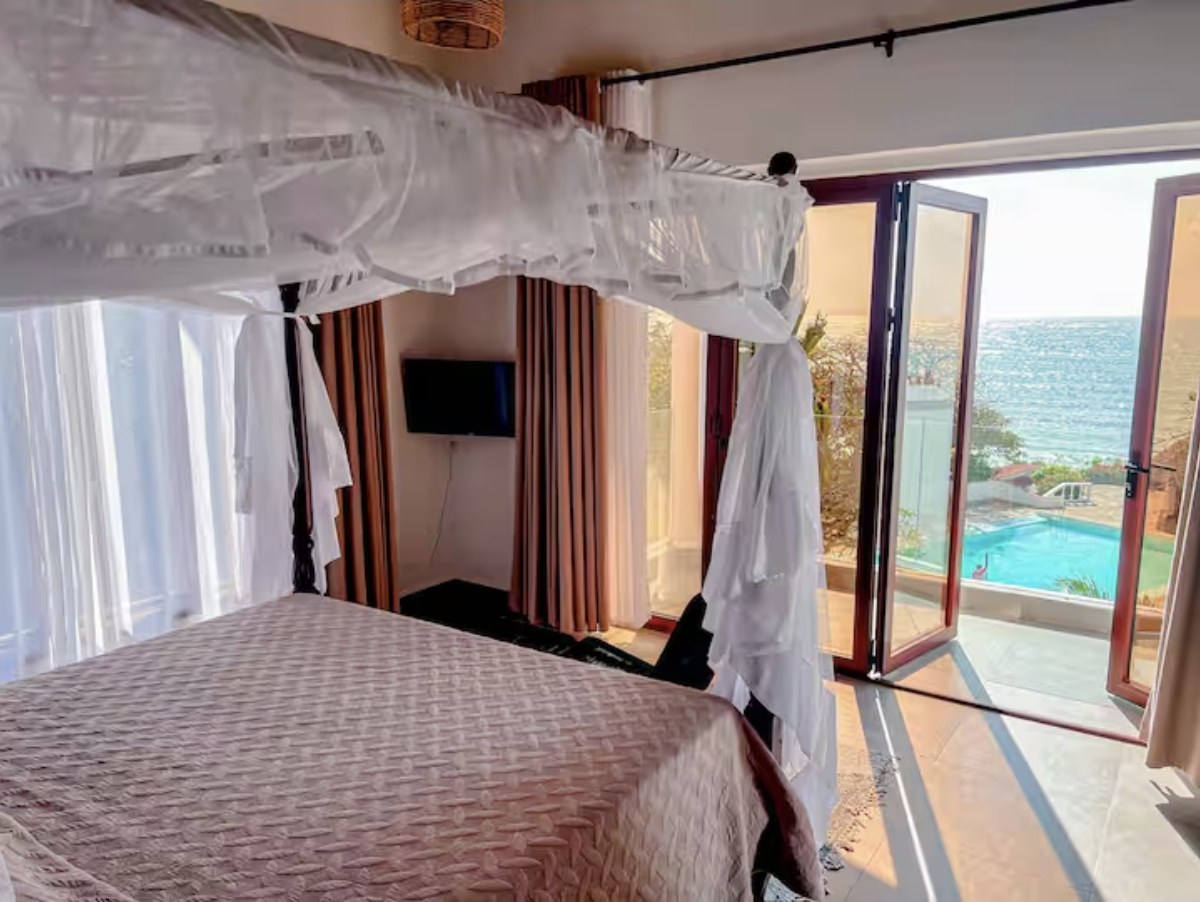 Bedroom overlooking the pool and ocean