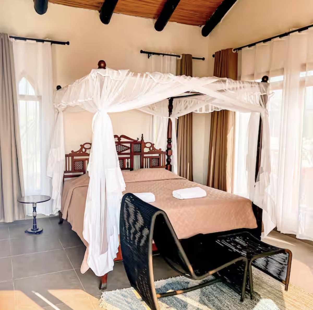 Four-poster bedroom